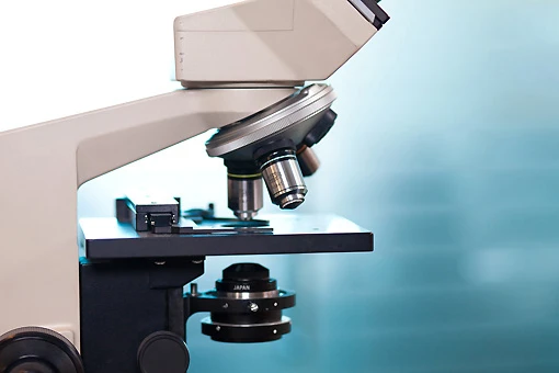 Vorsorgeuntersuchung Gesundheitscheck Diagnose mit Mikroskop